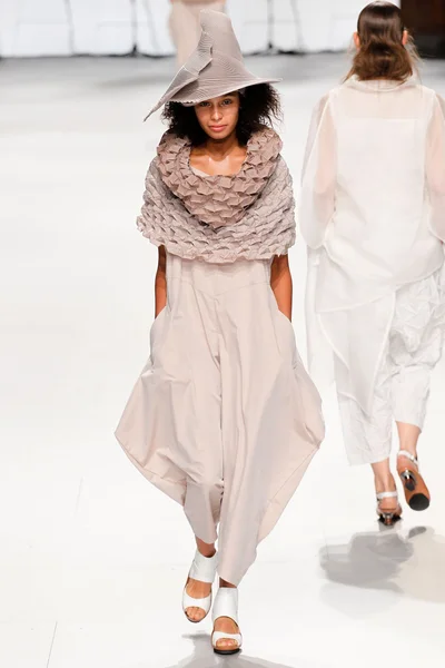 Look 10